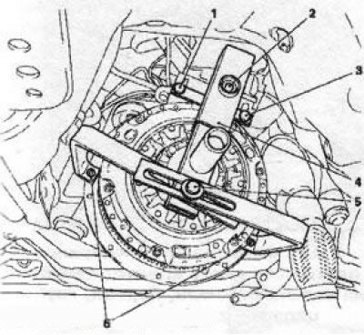 6-2 Installing the KM6263 (4) tool for removing the clutch: 1, 3, 6. Mounting bolts; 2, 5.…