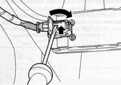 27.4 Deconectarea conectorului electric al panoului de comutare a geamului electric (ușile din față)
