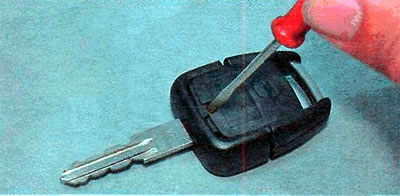 Для гэтага тонкай шлицевой адвёрткай прыўздымаем фіксатар і здабываем прыладу дыстанцыйнага…