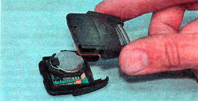 Пераадольваючы супраціў фіксатараў, здымаем задняе вечка.