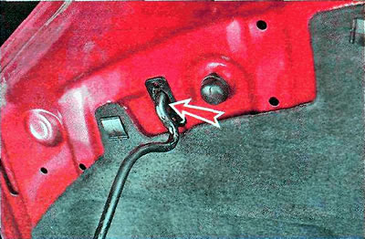 Затым неабходна павярнуць упор у вертыкальнае становішча і трохі апусціць капот так, каб упор…