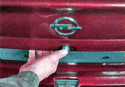 Затым вялікім пальцам правай рукі ўтапіць кнопку адмыкання дзвярэй багажнага аддзялення і крыху…