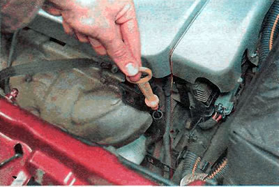 Для праверкі ўзроўня алею неабходна атрымаць паказальнік узроўня алею з накіроўвалай трубкі...