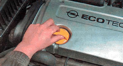 Для далівання алею варта адкрыць вечка маслозаливной гарлавіны, павярнуўшы яе супраць гадзіннікавай…