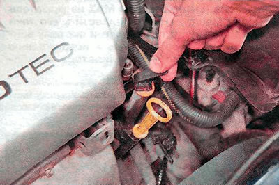 Для праверкі ўзроўня працоўнай вадкасці неабходна падняць уверх фіксатар паказальніка...