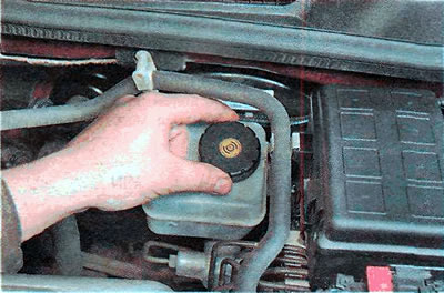 Калі ўзровень ніжэй адзнакі МАХ, неабходна долить тармазную вадкасць. Для гэтага варта адкрыць…