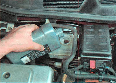 ...даліць тармазную вадкасць (гл. «Даведачныя дадзеныя»).