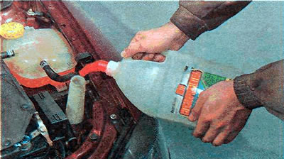 Затым варта запоўніць бачок стеклоомывателя вадкасцю ў адпаведнасці з прыведзенымі вышэй…