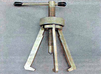 12. Extractor universal cu fălci înguste pentru îndepărtarea cuplajelor, angrenajelor, inelelor…