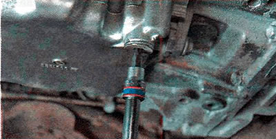 4. Усталёўваны пад зліўную адтуліну паддона картэра рухавіка ёмістасць не меней 5 літраў і ключом…