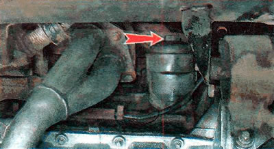 6. Ключом на 24 мм адварочваем вечка алейнага фільтра і здымаем яе разам з які фільтруе элементам.