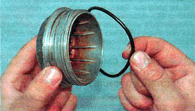 8. Чысцім разьбярства вечка алейнага фільтра і заменны гумовае ўшчыльняльнае кольца.