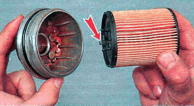 9. Усталёўваны новы які фільтруе элемент, замацоўваючы яго ў вечку фільтра з дапамогай фіксатараў.