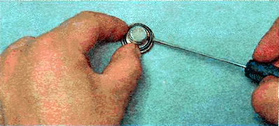 12. З дапамогай шлицевой адвёрткі здабываем гумовае кольца коркі зліўной адтуліны, чысцім…