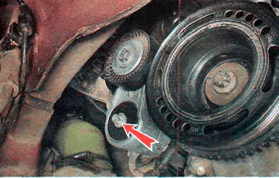 7. Кључ TORX Е14 одврните монтажни вијак затезача.