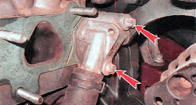 19. Pomocou kľúča TORX E12 odskrutkujte dve skrutky pripevňujúce prírubu chladiaceho systému k…