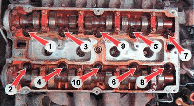 8. Folosind o cheie TORX E12, deșurubați uniform cele zece șuruburi de fixare a chiulasei, jumătate…