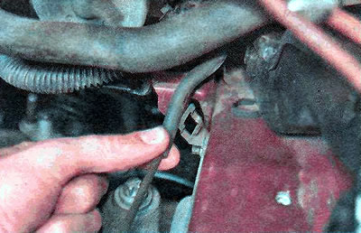 4. Zdejmij hydrauliczny przewód napędowy sprzęgła z tyłu...
