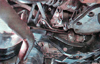 3. Koristeći ključ od 18 mm da spriječite okretanje matice, upotrijebite dugački ključ TORX T55 da…