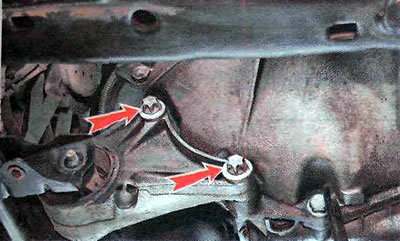 3. A TORX E13 kulccsal csavarja ki a tartót a sebességváltóhoz rögzítő két csavart.