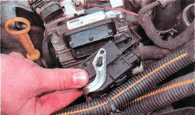 7. Disconnect the upper connector of the ECU wiring harness.