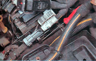 8. Pull out the retainer of the lower block of the ECU wiring harness in the same way as the upper…