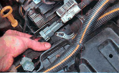 9. Disconnect the lower connector of the ECU wiring harness.