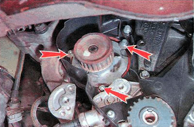 5. Шестигранным ключом на 5 мм отворачиваем болты крепления насоса охлаждающей жидкости.