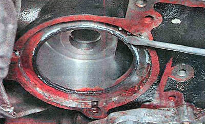 7. При помощи тонкой шлицевой отвертки снимаем уплотнительное кольцо насоса охлаждающей жидкости.