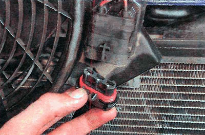 3. Разъединяем колодку жгута проводов электровентилятора.