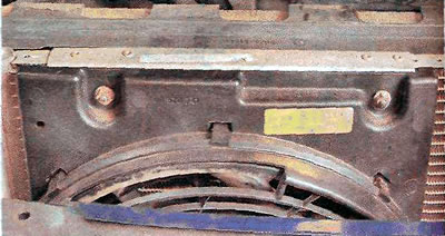 4. Для удобства выполнения дальнейшей работы электровентилятор лучше снять. Ключом на 10 мм…