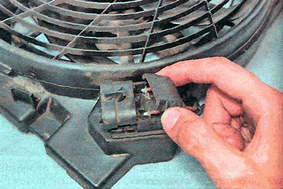 5. Поддеваем тонкой шлицевой отверткой и снимаем защитную крышку выводов добавочного резистора…