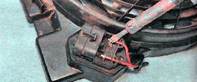 1. Отпаиваем провода электровентилятора от выводов добавочного резистора.