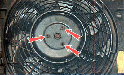 3. Ключом TORX Т15 отворачиваем три винта крепления и снимаем электродвигатель в сборе с…