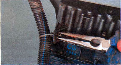 3. Отсоединяем держатель жгута проводов от кронштейна блока.