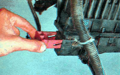 4. Вытягиваем фиксатор...