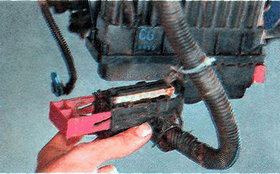 ...и отсоединяем колодку жгута проводов.