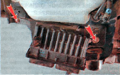 5. Ключом TORX Е10 отворачиваем два болта крепления кронштейна к кузову и снимаем блок в сборе с…