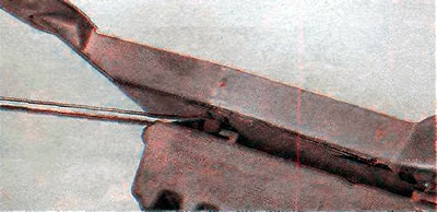 6. Тонкой шлицевой отверткой утапливаем два фиксатора и сдвигаем блок по направляющим кронштейна.