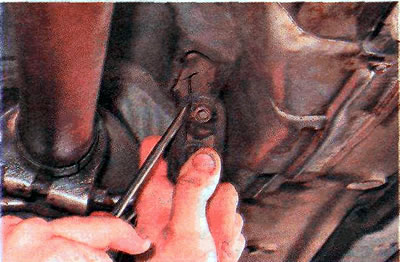 2. Для замены падушкі падвескі здымаем яе з кранштэйна на кузаве аўтамабіля пры дапамозе шлицевой…