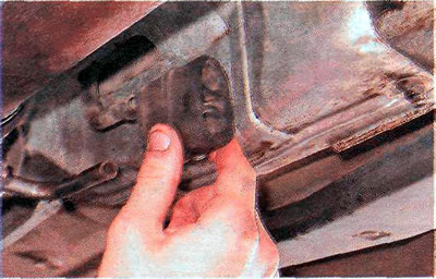 3. Адначасова зрушваючы падушку па кранштэйне кузава, зрушваем яе і па кранштэйне на элеменце…