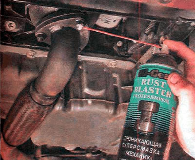 4. Cu o perie metalică, curățați piulițele care fixează conducta de admisie și senzorul de…