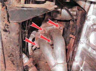...la mașinile produse înainte de 2000, deșurubați o piuliță și trei șuruburi care fixează conducta…