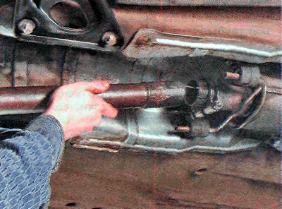 8. Scoateți conducta de admisie decupându-l de toba intermediară (prezentat pe un vehicul produs…