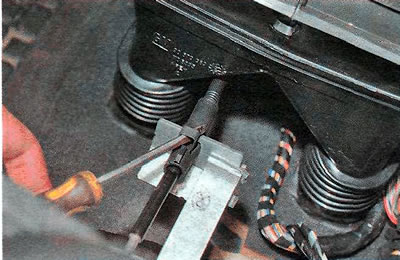 5. Zdejmij element ustalający w kształcie litery U...