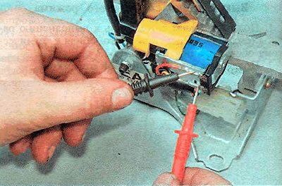 3. Устанавливаем селектор в положение Р, включаем зажигание и нажимаем педаль тормоза. Тестером в…