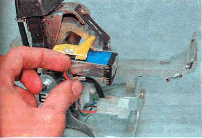 1. Отсоединяем два разъема от соленоида.