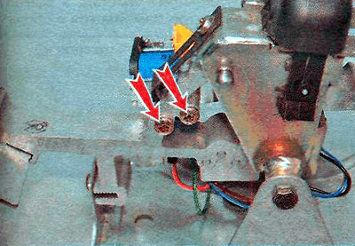 2. Ключом TORX Т25 отворачиваем два болта крепления и снимаем соленоид.