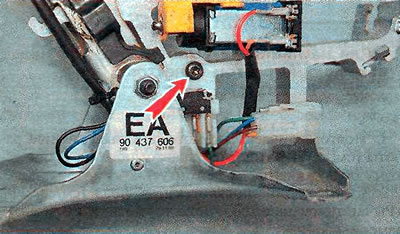 1. Using a TORX T25 key, unscrew the mounting bolt.