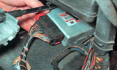 4. Извлекаем блок управления из держателя под передней панелью.